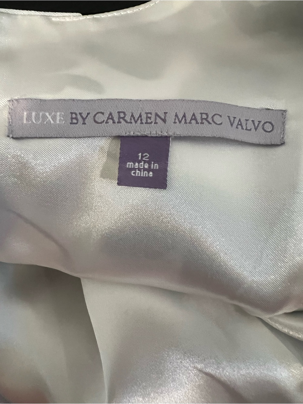 Carmen Marc Valvo Lavender Label on Satin Lining - Picture 5 of 7